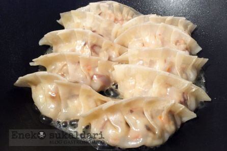 Añadimos agua al wok hasta cubrir un dedo las gyozas