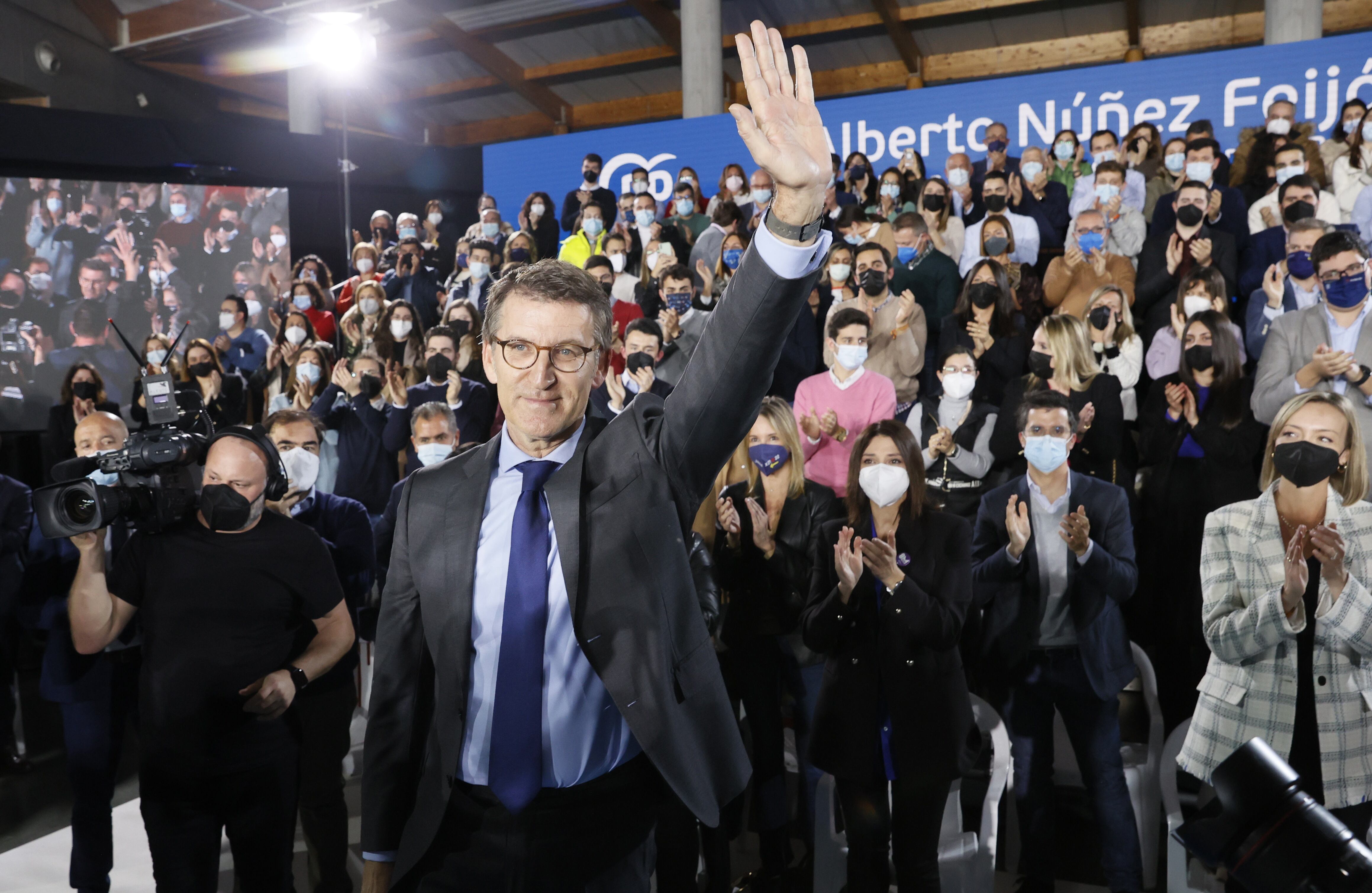 EEl presidente de la Xunta, Alberto Nuñez Feijóo, tras anunciar que se presenta para liderar el partido, una vez que Pablo Casado ha cedido el paso en la Presidencia del PP, este pasado miércoles en Santiago de Compostela. EFE/Lavandeira jr