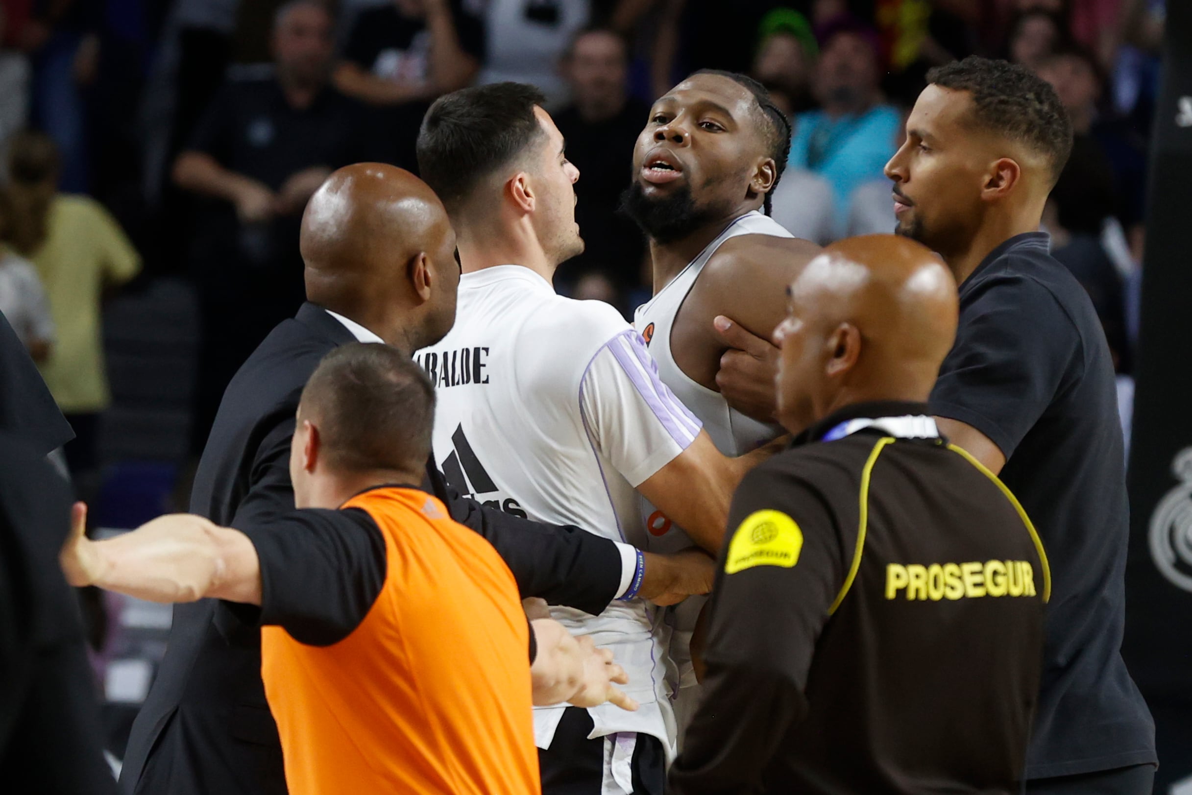 El ala-pívot del Real Madrid Guerschon Yabusele es controlado por sus compañeros durante el segundo partido de los cuartos de final de la EuroLiga que Real Madrid y Partizán Belgrado. EFE/Juan Carlos Hidalgo