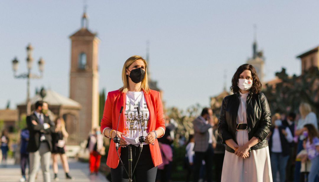 Judith Piquet e Isabel Díaz Ayuso en Alcalá de Henares. 