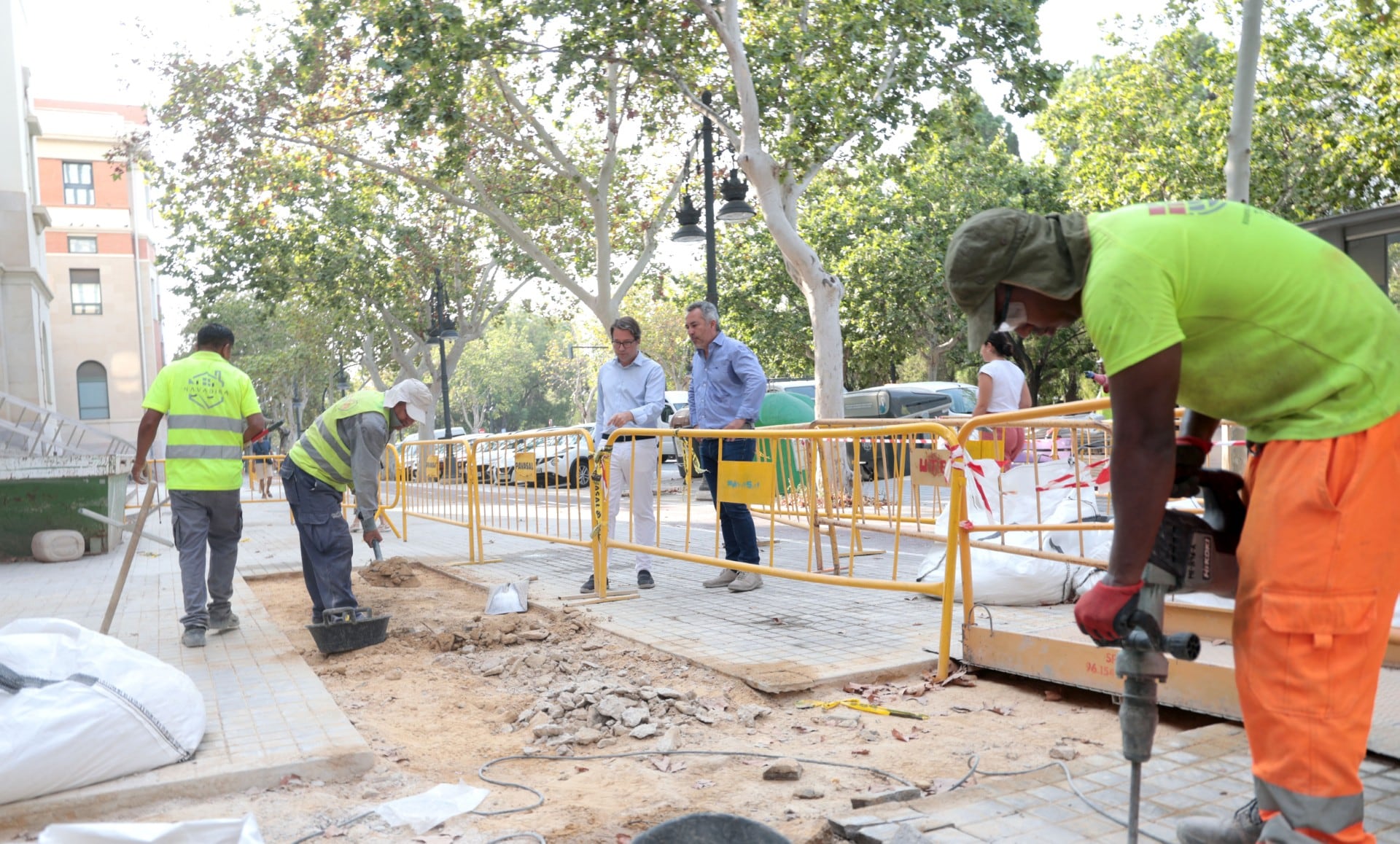 El concejal de Urbanismo y alcalde en funciones, Juan Giner, visita las obras de adecuación de aceras en la avenida Blasco Ibáñez (València)