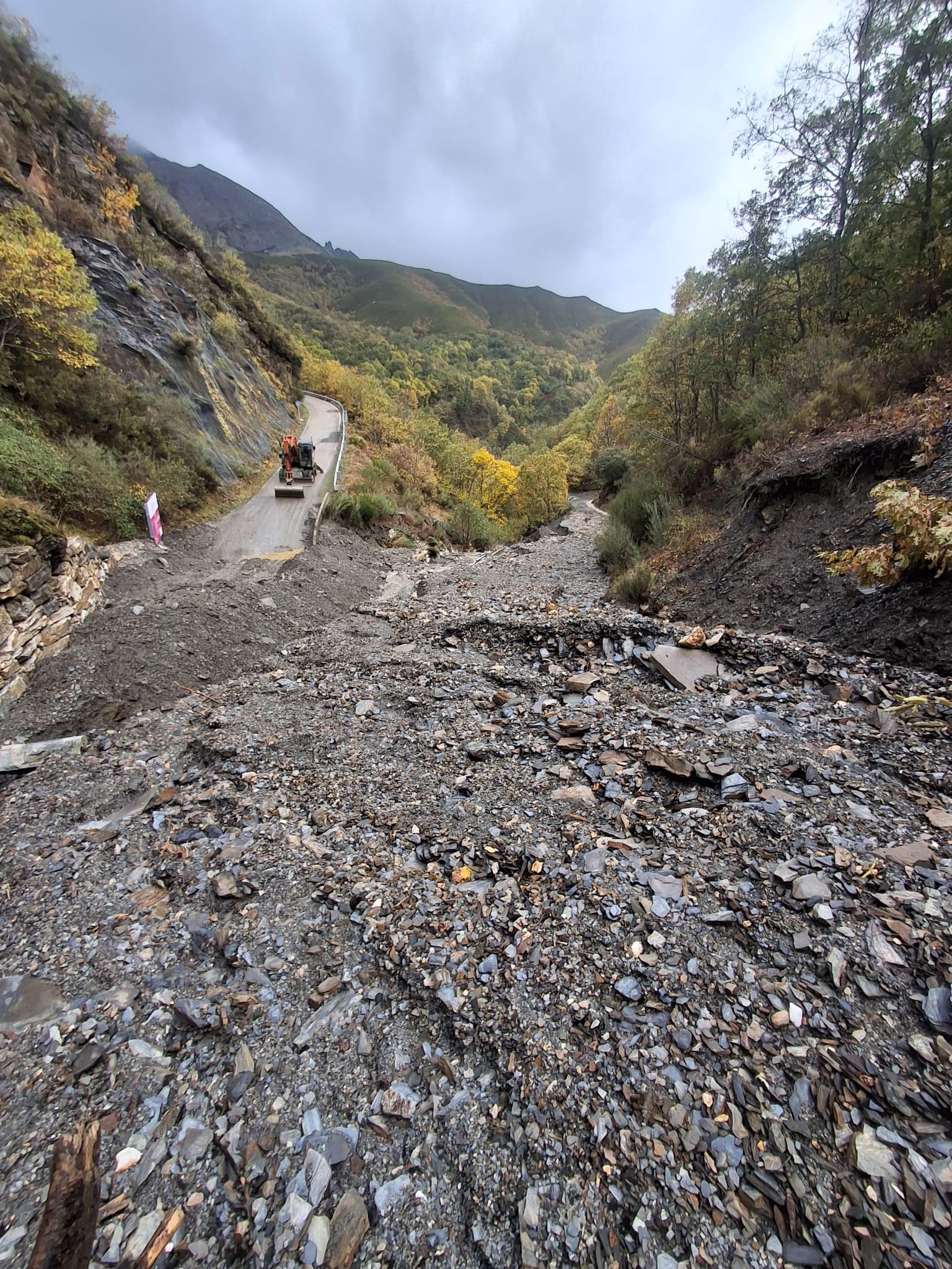Carretera bloqueada en Peñalba