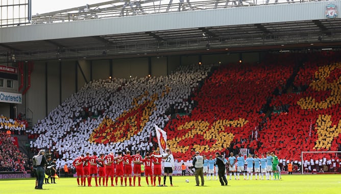 Anfield y los jugadores del Liverpool homenajen a las víctimas de Hillsborough en el 25 aniversario.