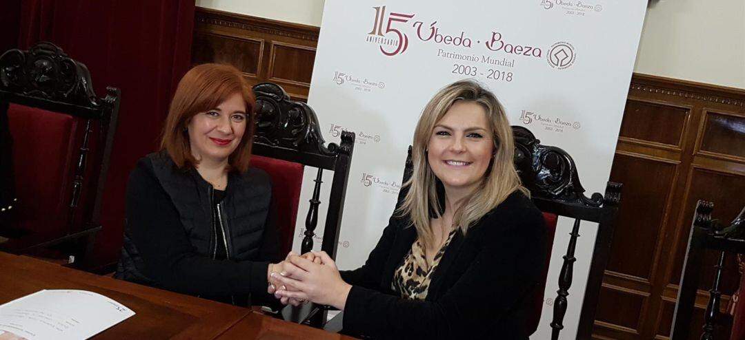 La alcaldesa de Úbeda, Toni Olivares (izqda), y la de Baeza, Lola Marín.