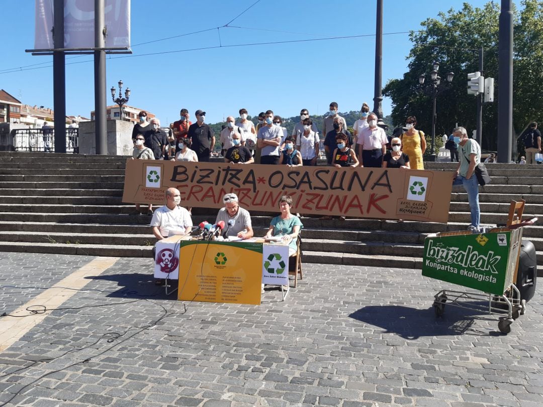 Rueda de prensa frente al Arriaga