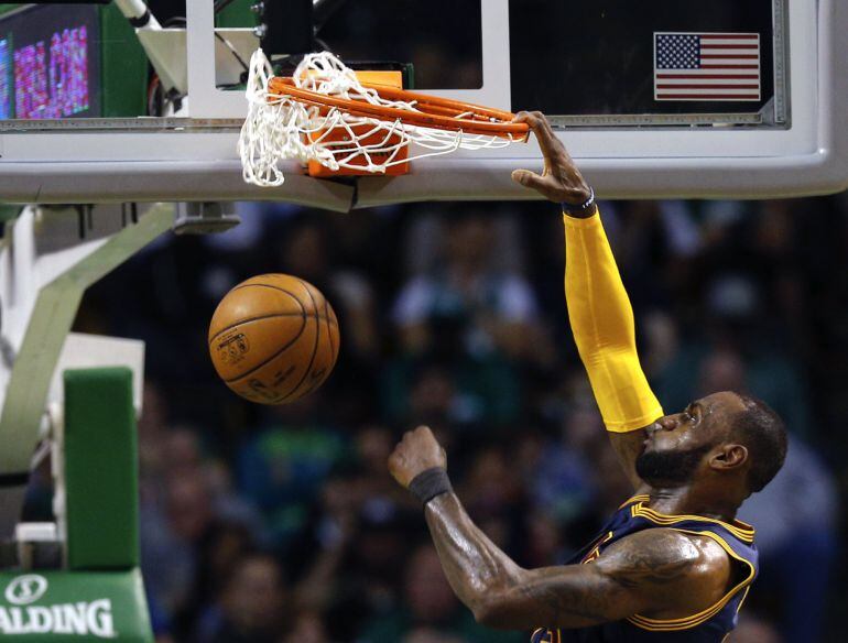 Lebron machaca el aro
