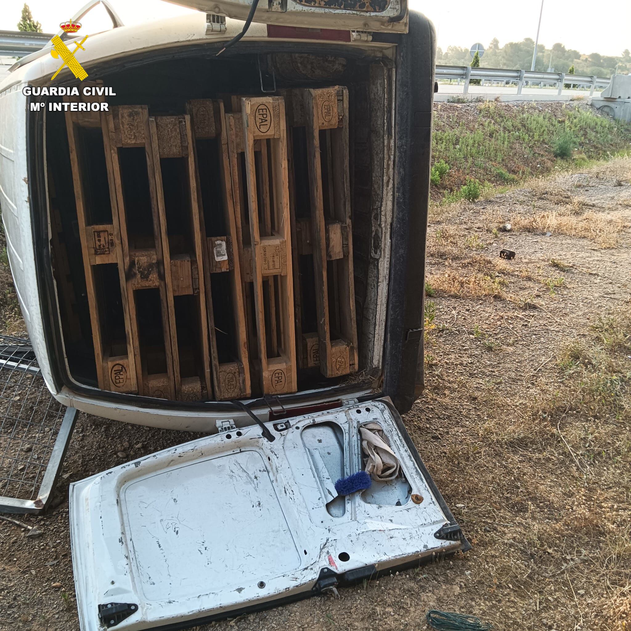 Vehículo volcado que conducía el detenido por huir de un control de la Guardia Civil en Valencia