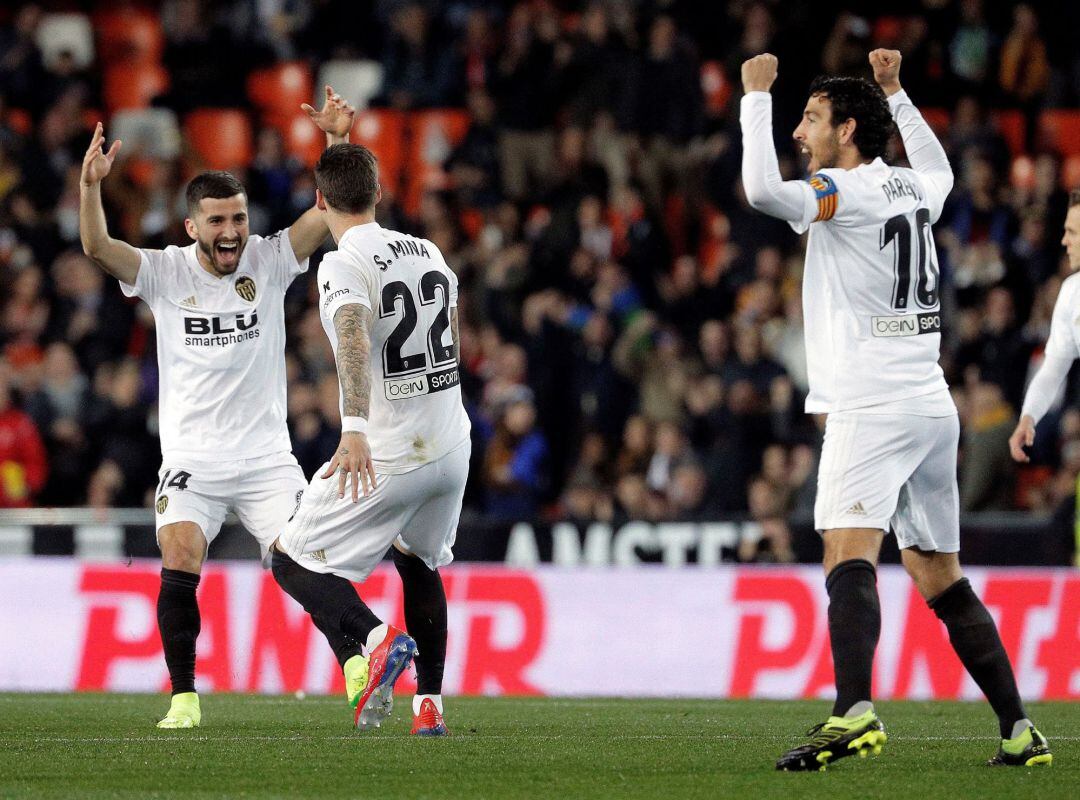 GRAF6005. VALENCIA, Los jugadores del Valencia celebran el gol de su compañero, Mouctar Diakhaby ante el Villarreal, tras consultar el árbitro Del Cerro Grande el VAR, durante el partido de la vigésimo primera jornada de Liga que disputan en el estadio de Mestalla. EFE,Juan Carlos Cárdenas