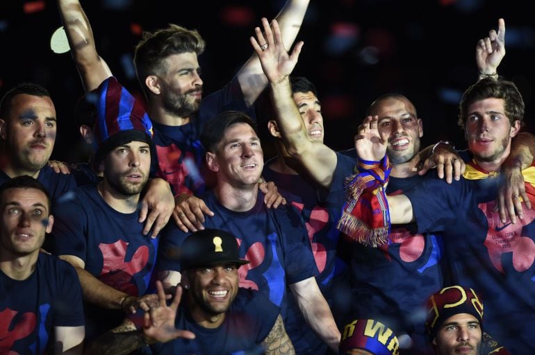 Los jugadores del Barcelona celebran el triplete en el Camp Nou