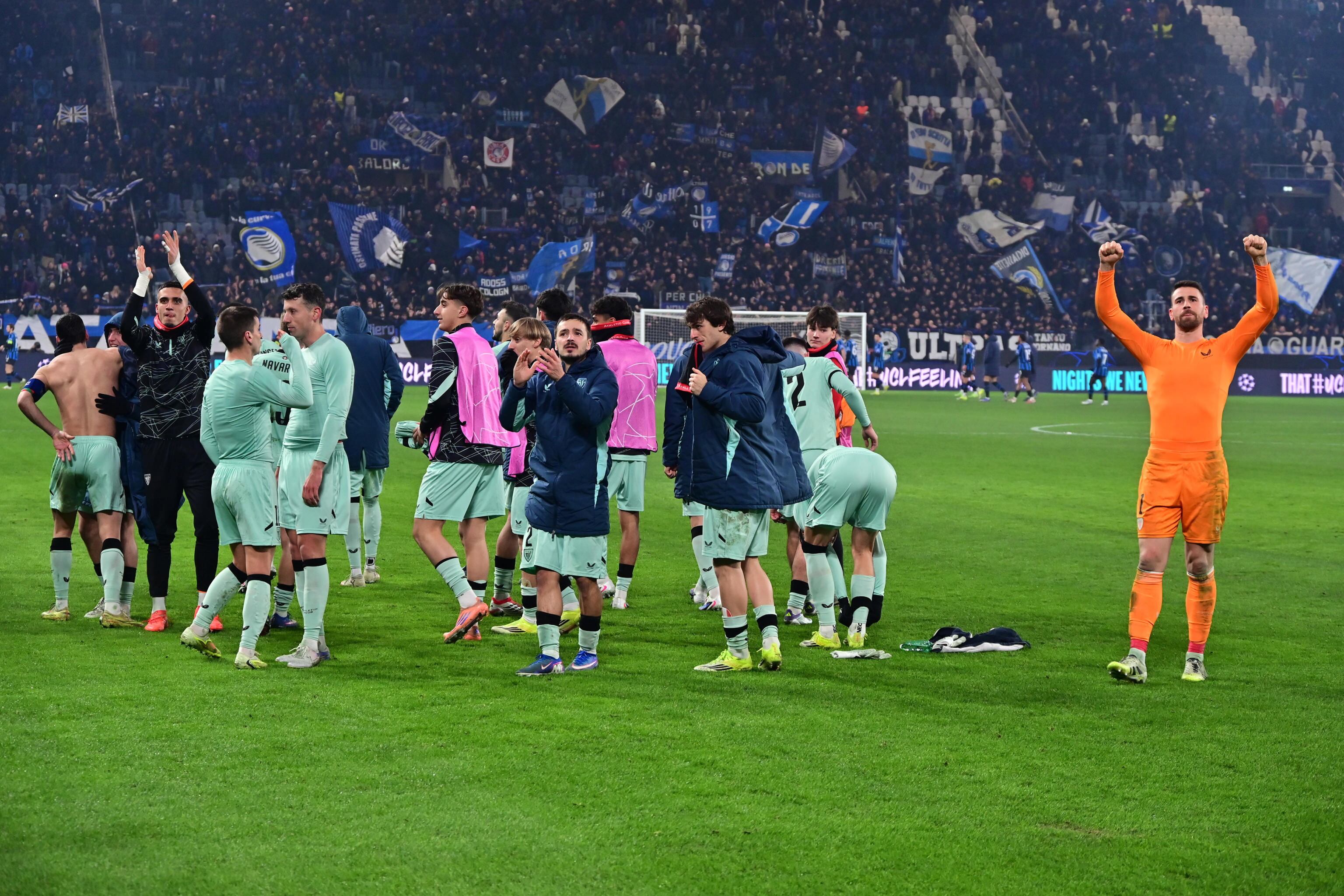 Los jugadores del Athletic celebran junto a sus seguidores la victoria ante la Atalanta