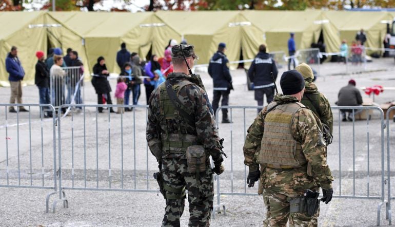 Soldados eslovenos hacen guardia en un centro para refugiados cerca de la frontera con Croacia en Sredisce ob Dravi