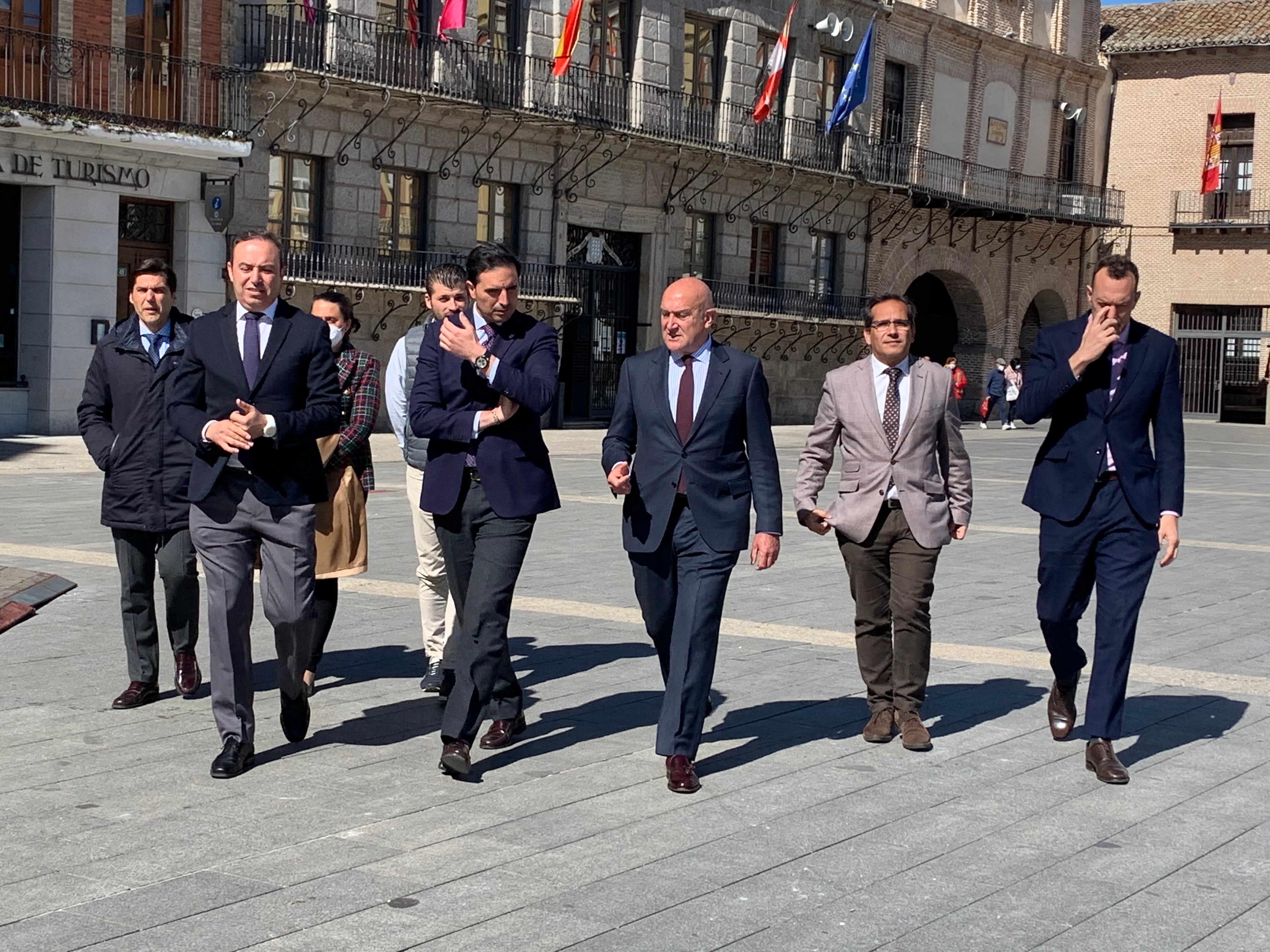 Jesús Julio Carnero, acompañado por Guzmán Gómez, en su visita a Medina