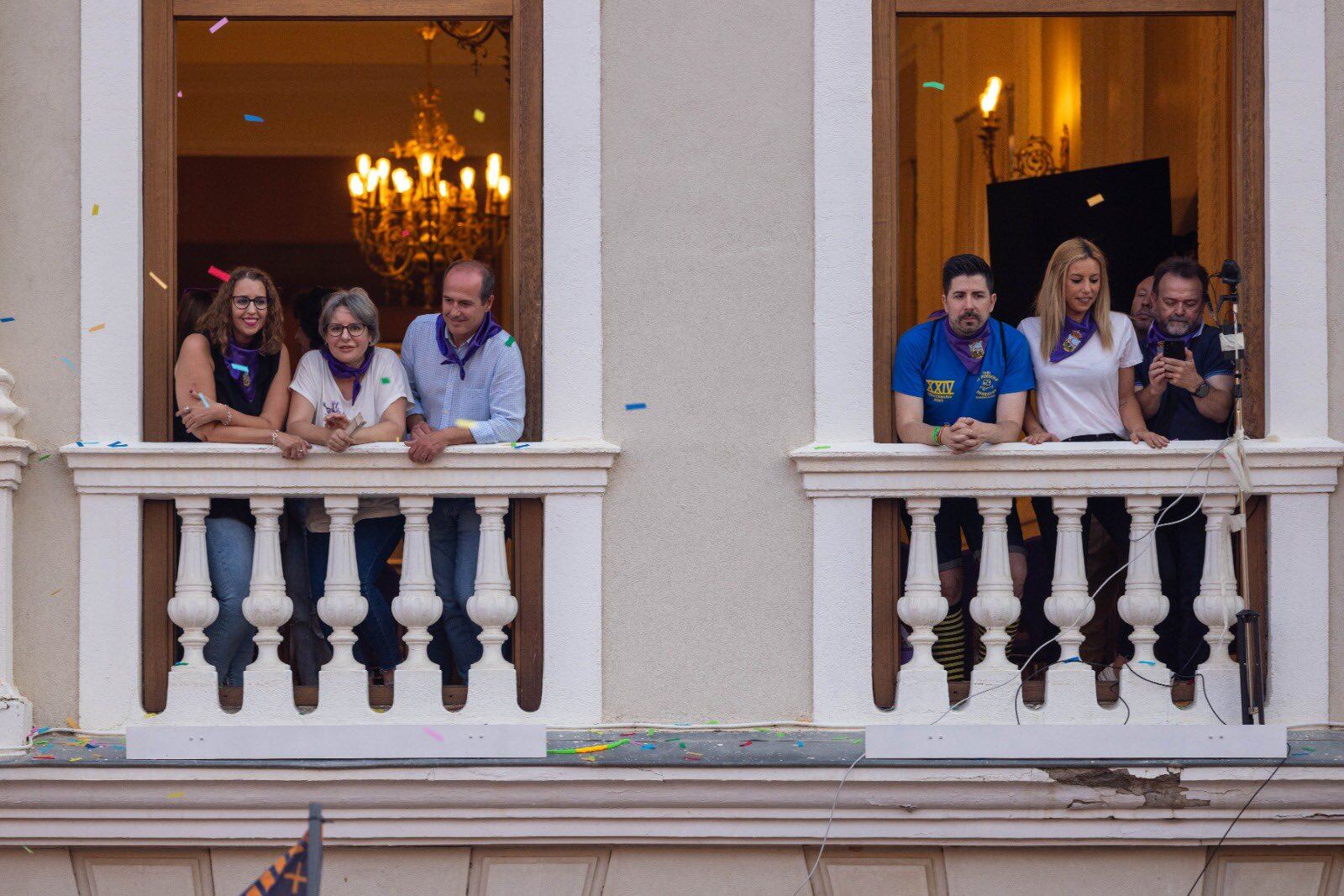 Sara Simón, Alberto Rojo y otros representantes socialistas en los balcones laterales