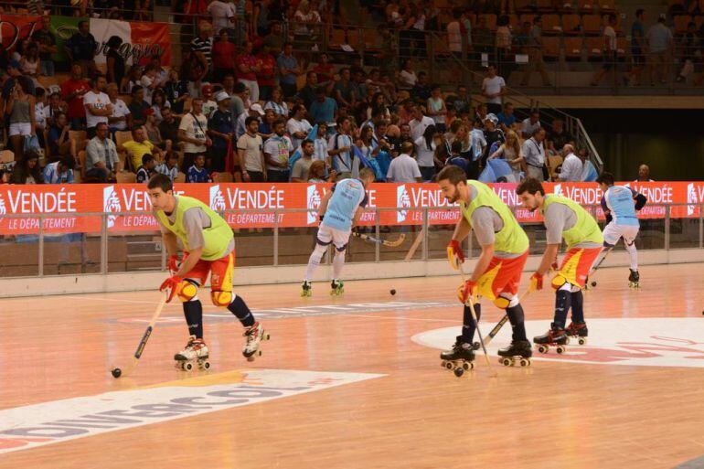 Los jugadores españoles y los argentinos calientan antes de la final