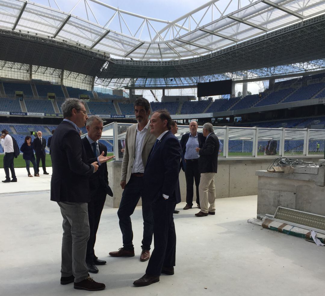 Markel Olano, Iñigo Urkullu, Eneko Goia y Jokin Aperribay conversan en la bocan del túnel de vestuarios tras la visita a Anoeta