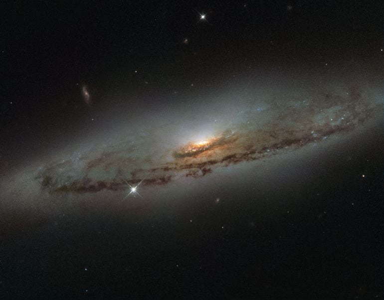 La galaxia situada a 65 millones de años luz de la tierra, tiene un agujero negro que esta absorbiendo los planetas de su alrededor