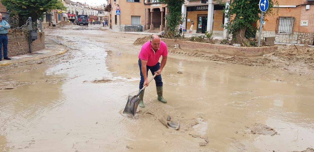 Labores de limpieza en Cebolla tras la riada en 2018