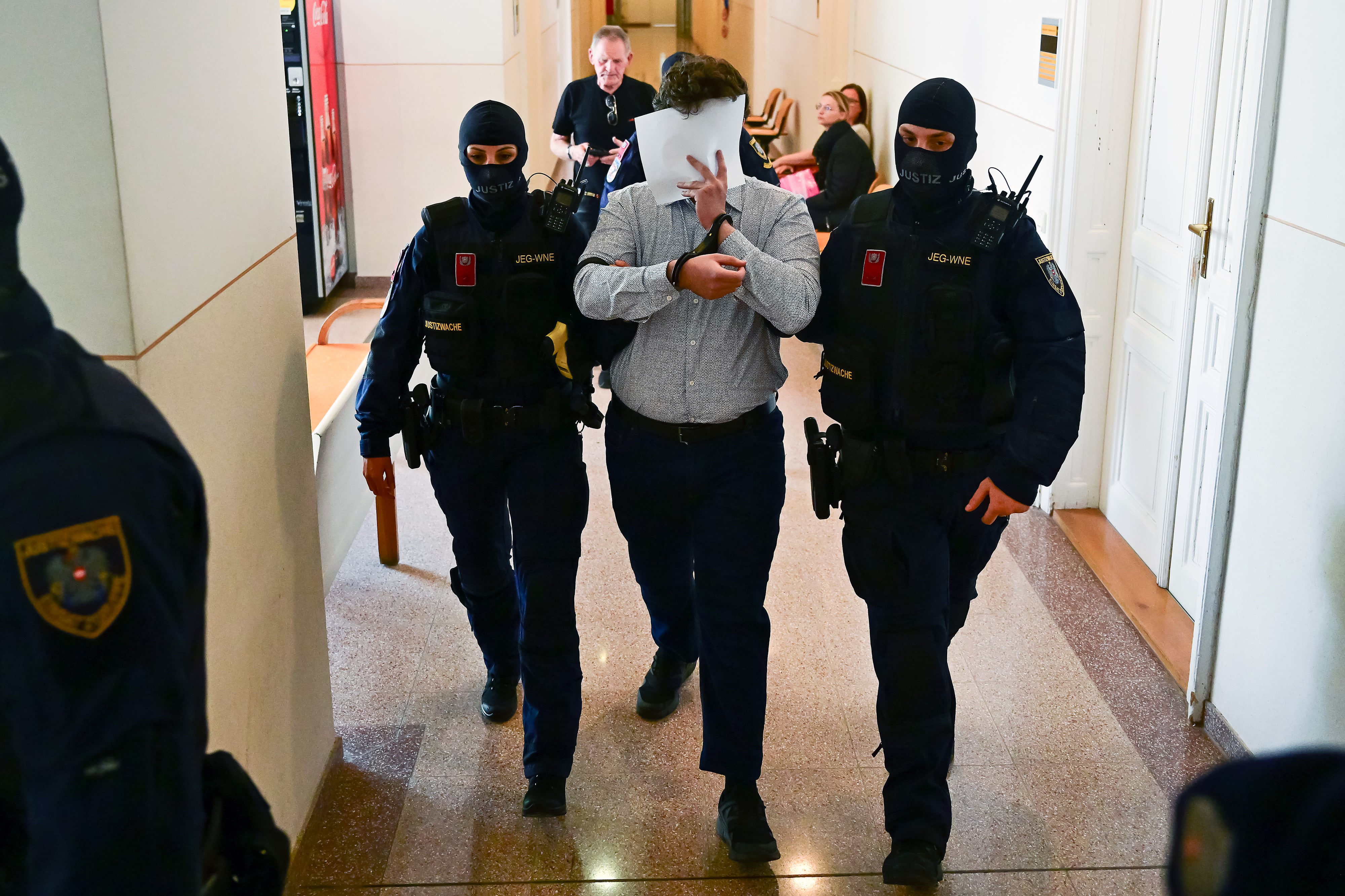 El acusado Beran A. es conducido a la sala de audiencias tras un receso durante la primera jornada del juicio por el complot contra el concierto de Taylor Swift, celebrado en el Tribunal Regional de Wiener Neustadt el 28 de abril de 2026 en Wiener Neustadt, Austria.