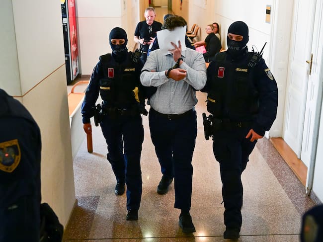 El acusado Beran A. es conducido a la sala de audiencias tras un receso durante la primera jornada del juicio por el complot contra el concierto de Taylor Swift, celebrado en el Tribunal Regional de Wiener Neustadt el 28 de abril de 2026 en Wiener Neustadt, Austria.