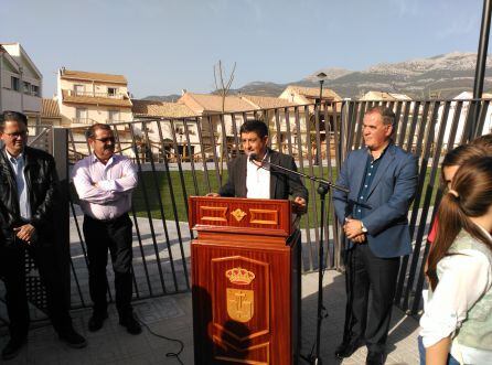 El presidente de la Diputacion Francisco Reyes inauguró junto al alacalde de Quesada Manuel Vallejo el Parque Clara Campoamor