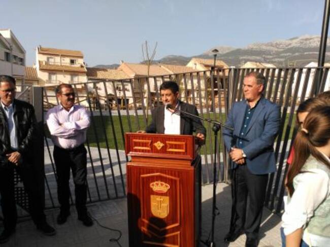 El presidente de la Diputacion Francisco Reyes inauguró junto al alacalde de Quesada Manuel Vallejo el Parque Clara Campoamor