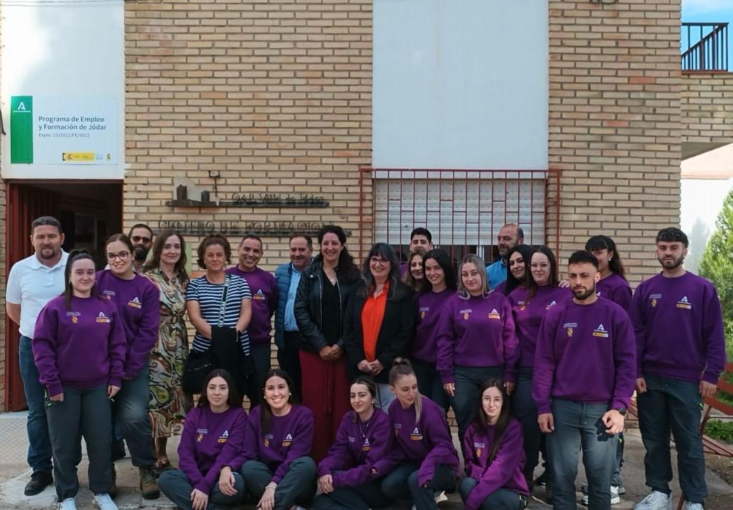 Foto de familia de las alumnas/os del programa Jódar III, con profesorado, directivos, concejales, alcaldesa y delegada