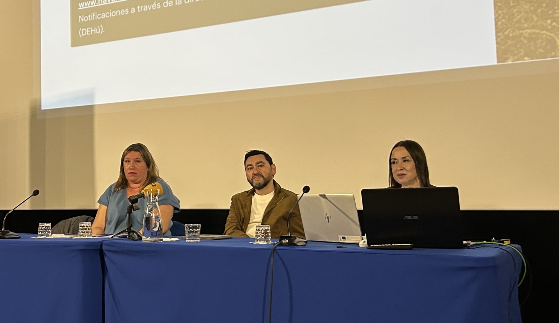 Maite Solano, jefa de Análisis y Planificación Estratégica; Jesús Mari Rodríguez, director general de Administración Local y Despoblación; y Miren Sanz de Galdeano, directora del Servicio de Reto demográfico del Gobierno de Navarra, han presentado en Tafalla las ayudas frente a la despoblación