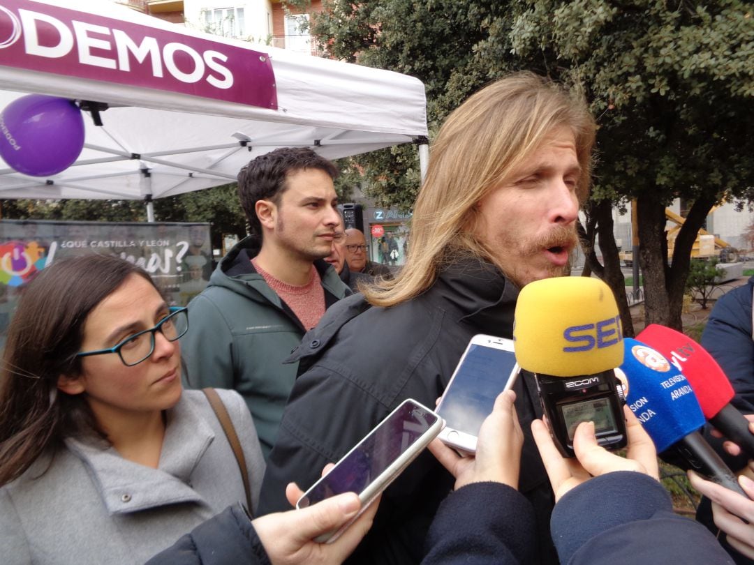 Pablo Fernández responde a las preguntas de la Prensa antes del encuentro con la ciudadanía