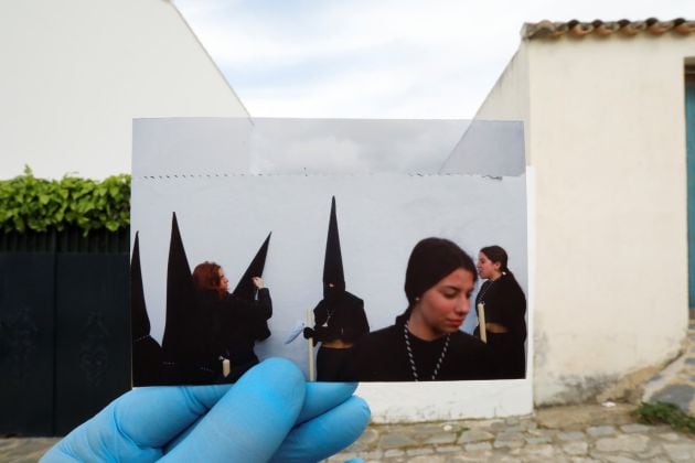 Miembros de la hermandad &quot;Santo Entierro&quot; de Ronda (marzo de 2018), frente a la calle de la procesión en la actualidad