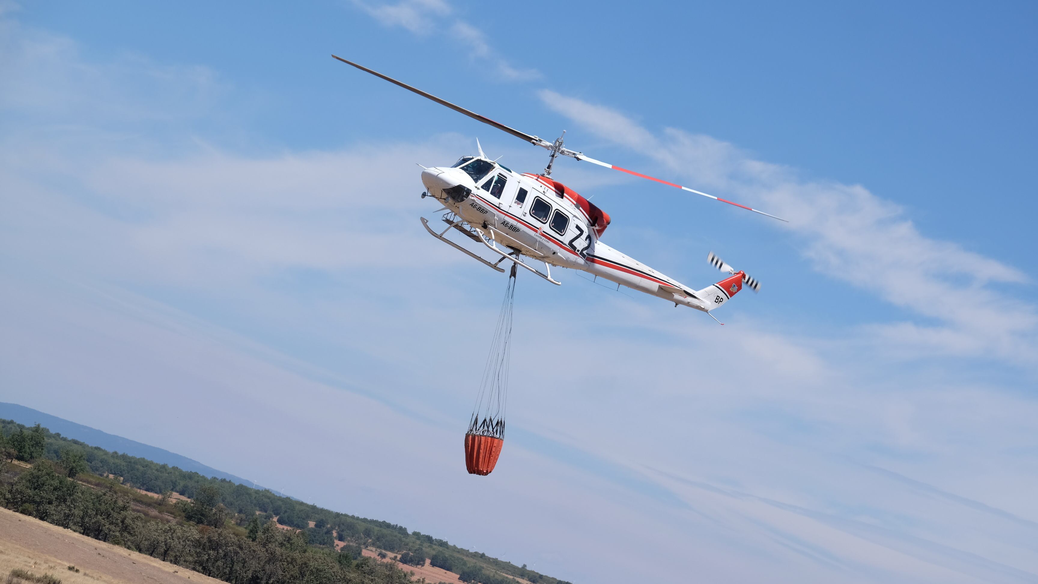 Un helicoptero participa en las labores de extincion de un incendio en Zamora