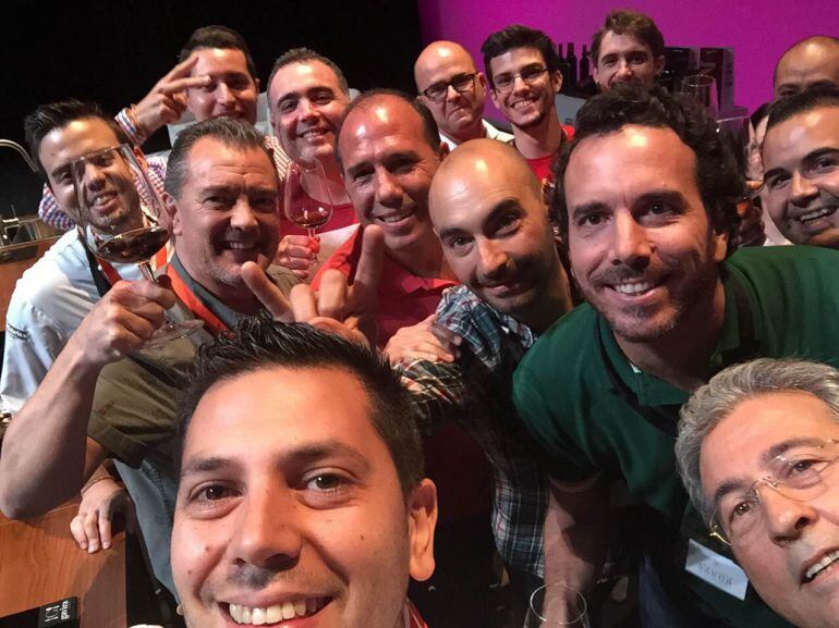 Diego Gallegos le pidió a varios congresistas que subieran al escenario a probar sus platos para, luego, hacerse un 'selfie' con ellos.