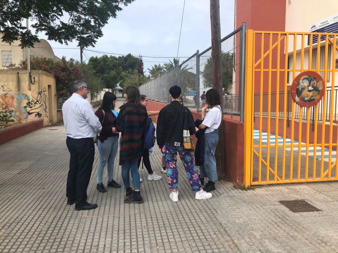 Imagen de archivo de varios estudiantes a la salida de un centro educativo