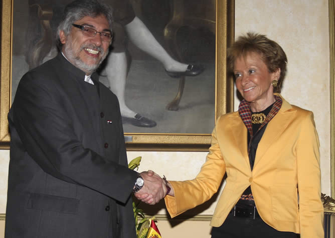 La vicepresidenta primera del Gobierno, María Teresa Fernández de La Vega, junto al presidente de Paraguay Fernando Lugo. Una de las fotos de su gira por Latinoamérica.