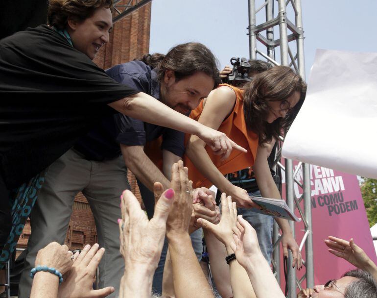 El candidato de Unidos Podemos a la Presidencia, Pablo Iglesias, junto a la alcaldesa de Barcelona, Ada Colau (i) y la vicepresidenta valenciana, Mónica Oltra, durante un acto en el que han particiopdo el cabeza de lista de En Común Podemos, Xavier Domène