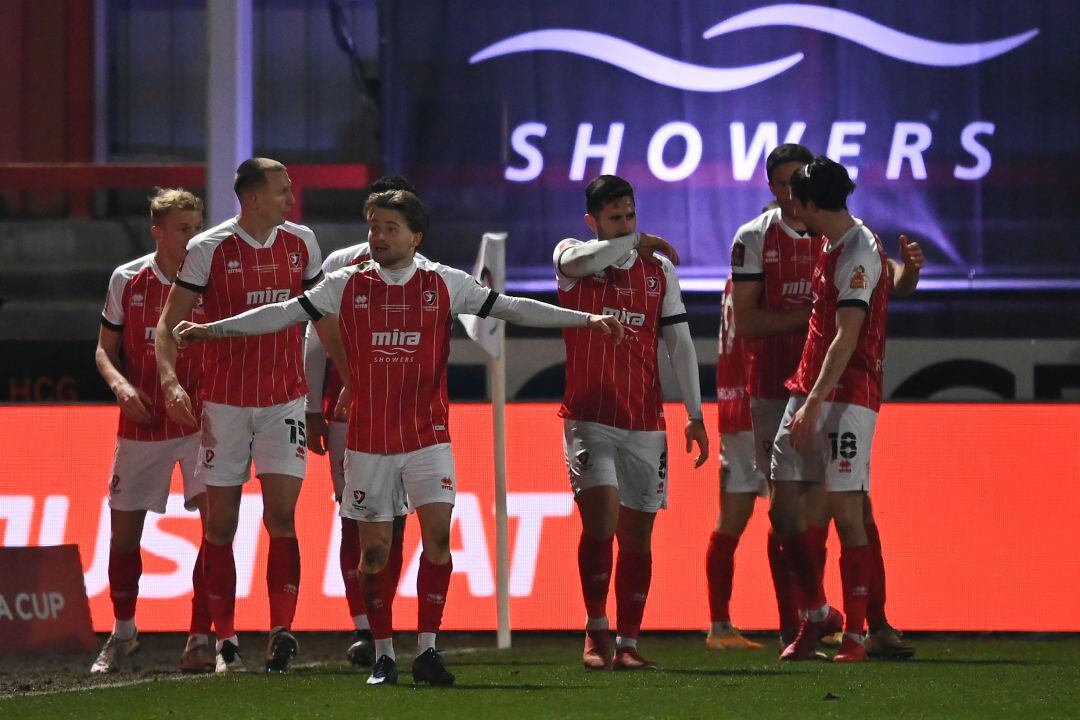 La plantilla del Cheltenham celebra el gol que les adelantó ante el Manchester City