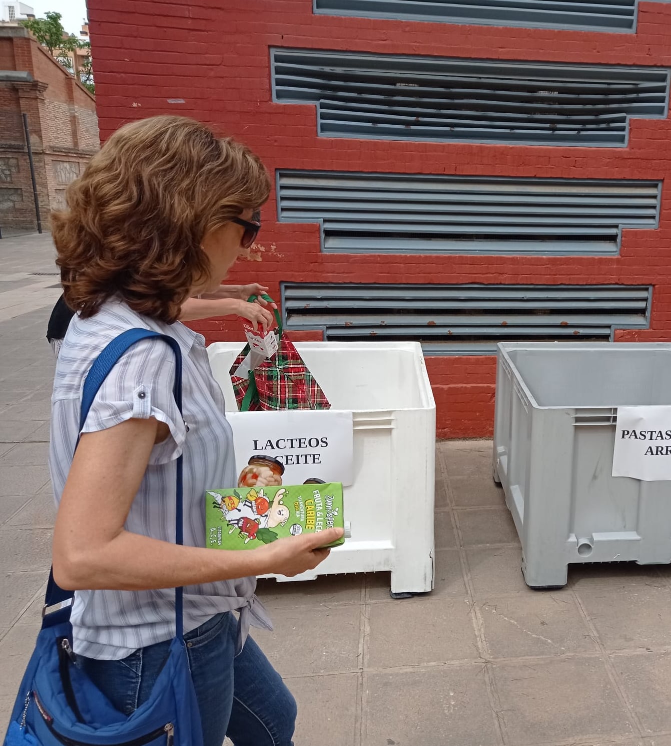 Las voluntarias del Banco de Alimentos distribuyen las donaciones entre los distintos contenedores situados en el Centro Cívico Salvador Allende de Zaragoza.