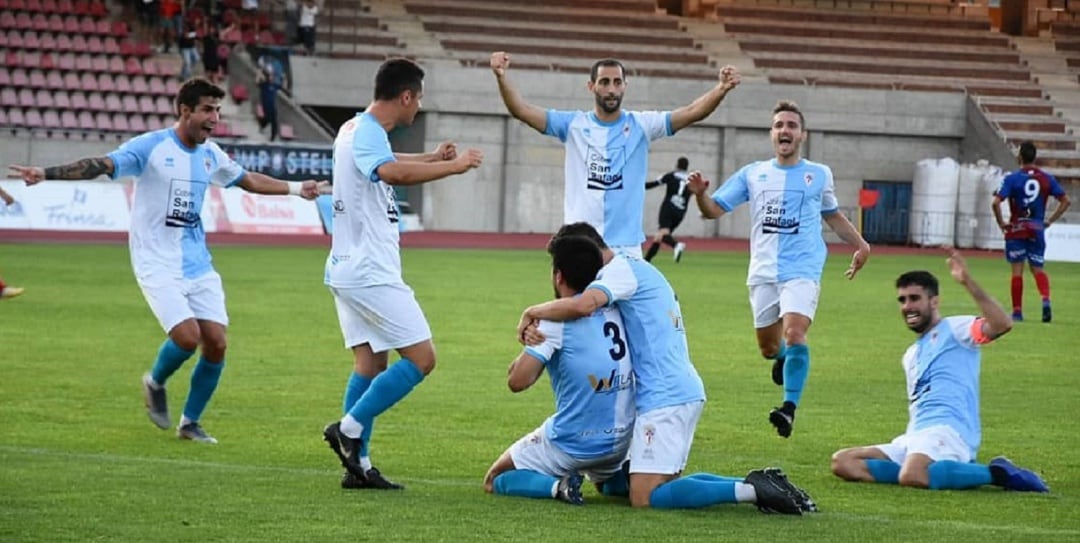 Los jugadores del Compos celebran el gol de marcado por Jimmy al Barco esta temporada