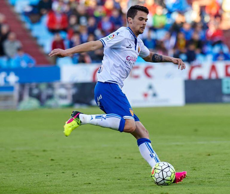 Erik Morán disputando un partido en la Romareda