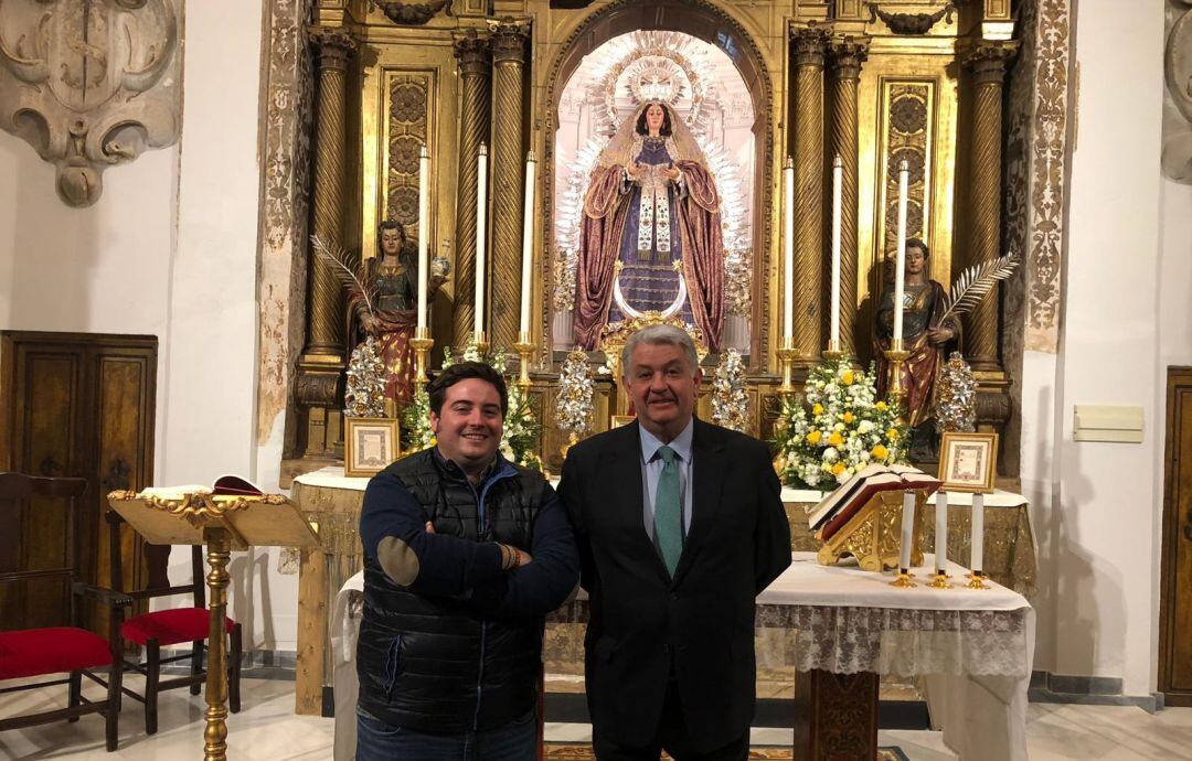 El hermano mayor de la Sagrada Cena, Joaquín Solís Tarín -a la derecha-, junto a José Manuel Peña, ante la Virgen de la Encarnación en su remozada capilla