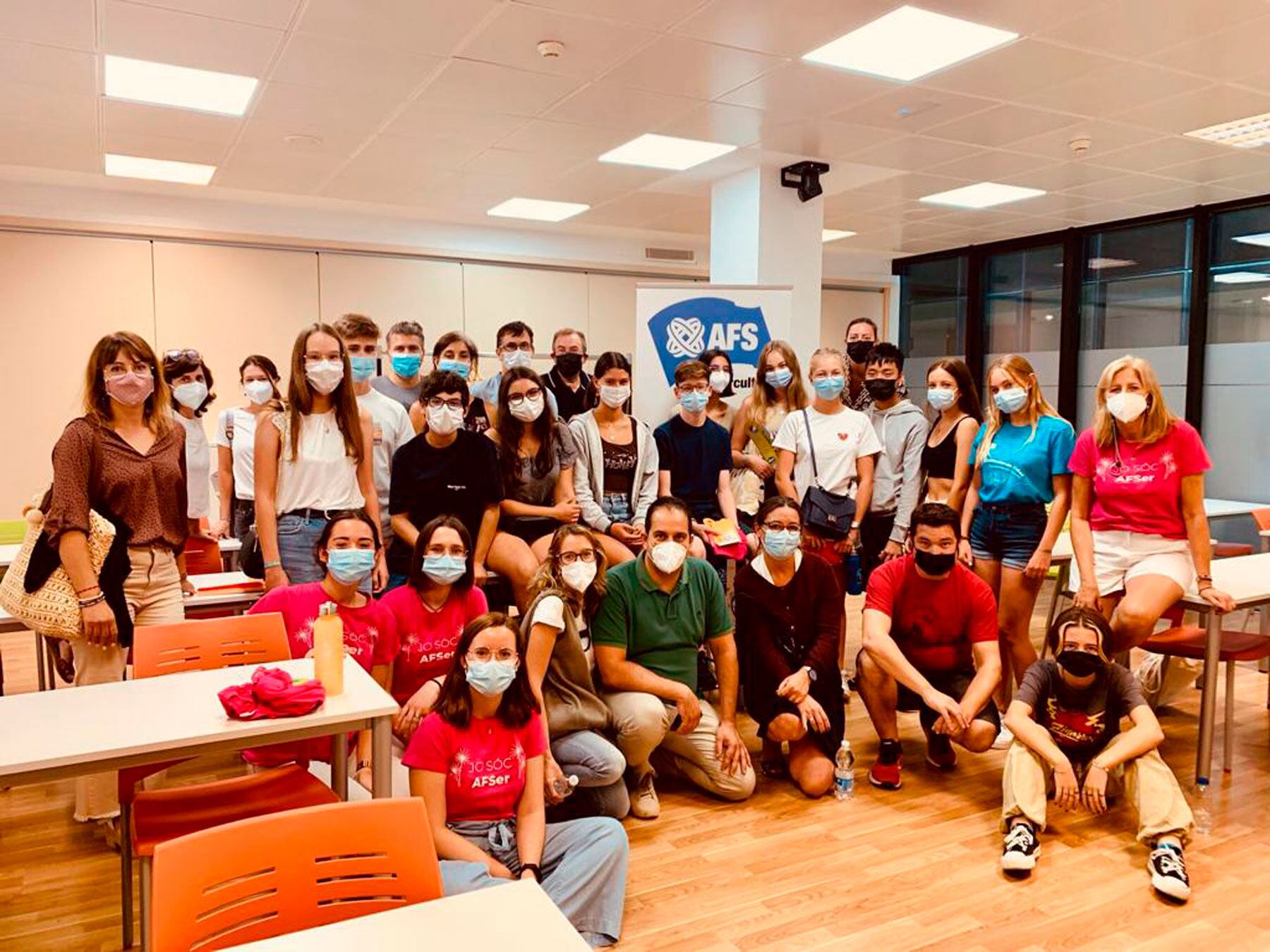 Imagen de grupo del acto de orientación de bienvenida de estudiantes y familias anfitrionas de septiembre de 2021 en Valencia. Foto: AFS Intercultura Mediterránea