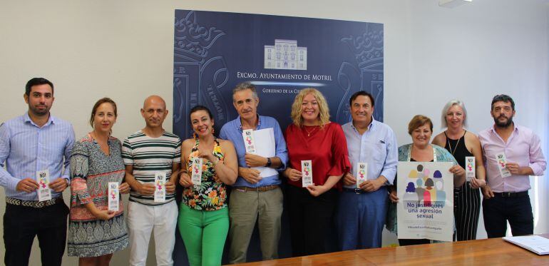 La alcaldesa de Motril, Flor Almón, junto con los concejales, Francisco Sánchez Cantalejo y Alicia Crespo en la presentación de la campaña contra la violencia de género que pone en marcha el colectivo empresarial