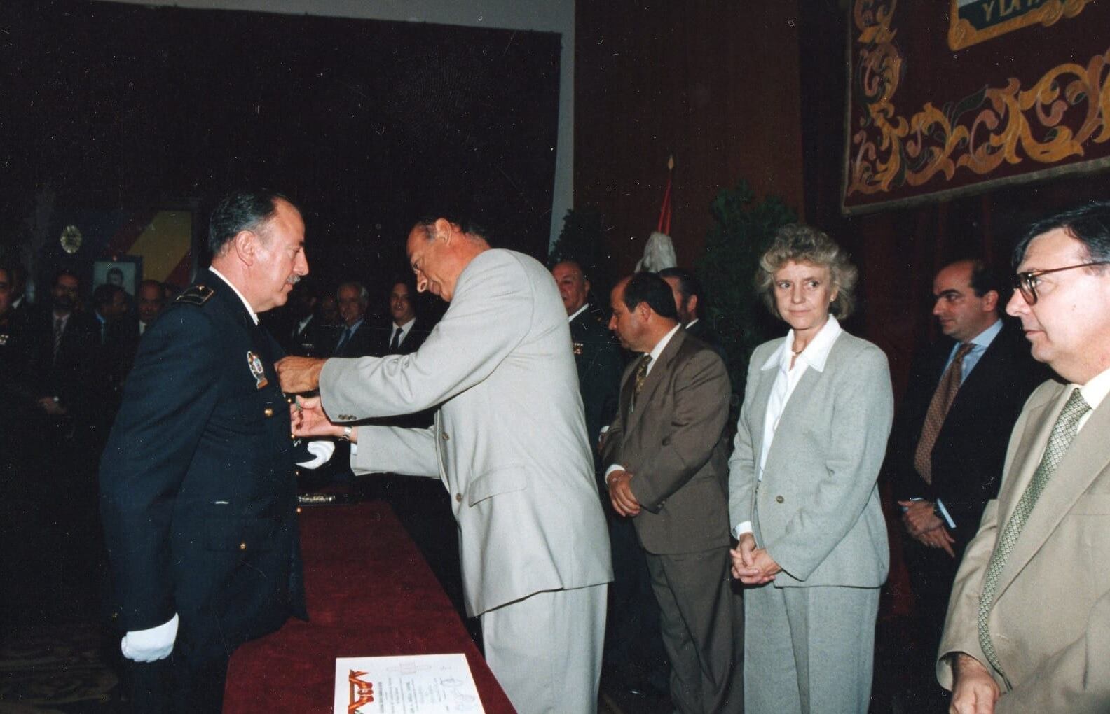 Juan Antonio Gabella recibiendo la Medalla de Oro de la ciudad de Sevilla