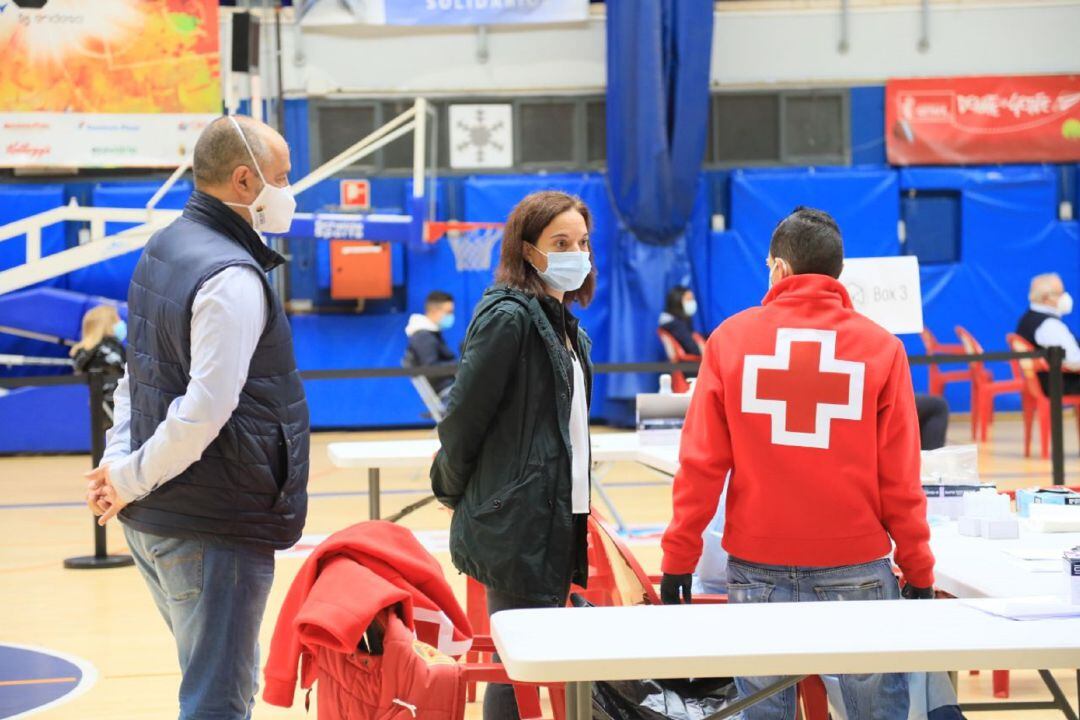 La alcaldesa de Getafe, Sara Hernández, ha visitado este miércoles (acompañada por el concejal de Deportes) el polideportivo Juan de la Cierva donde se realizan las pruebas.