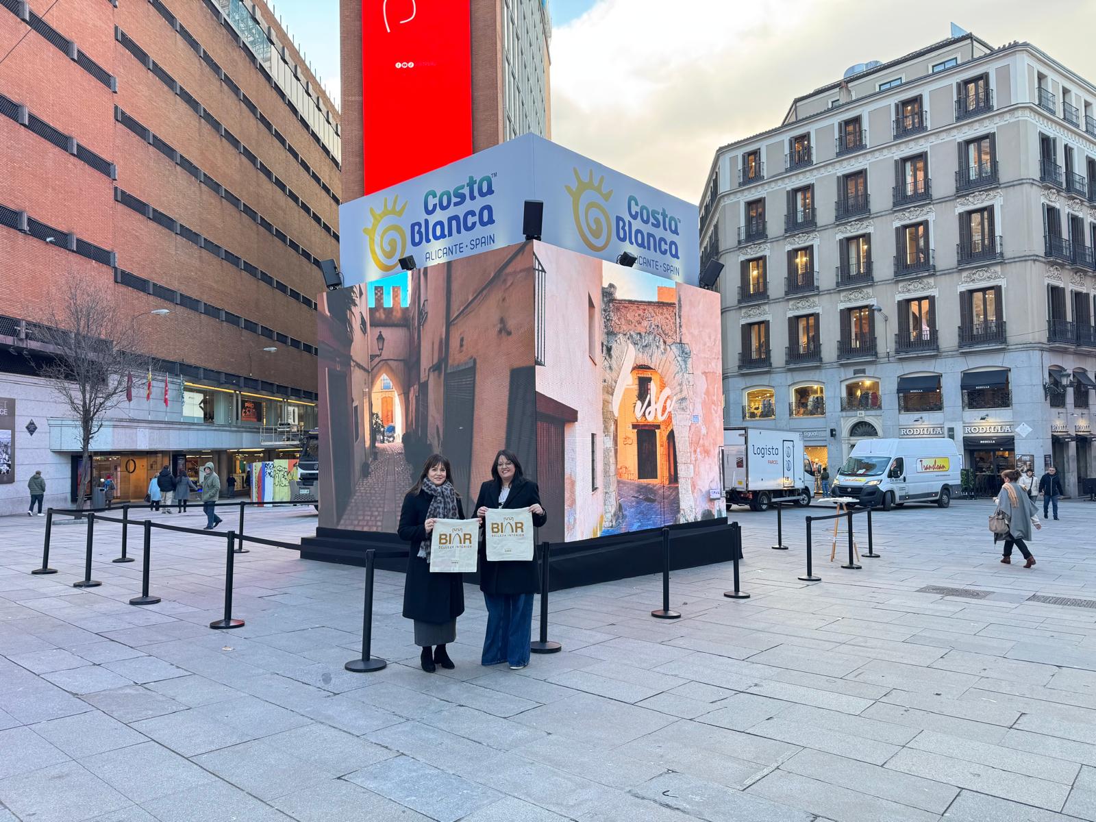 La alcaldesa, Magdalena Martínez y la concejal Ana Campos en el cubo de Callao
