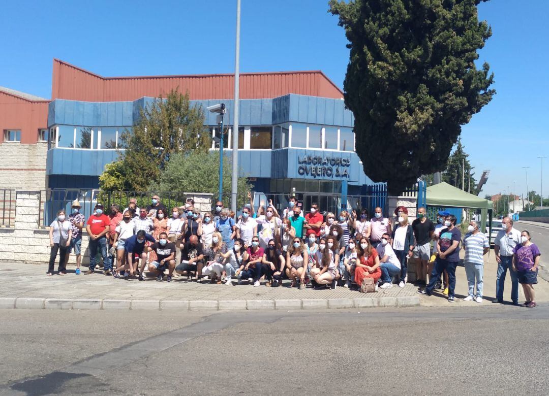 La plantilla de Ovejero cocnentrda frente a la sede de los laboratorios