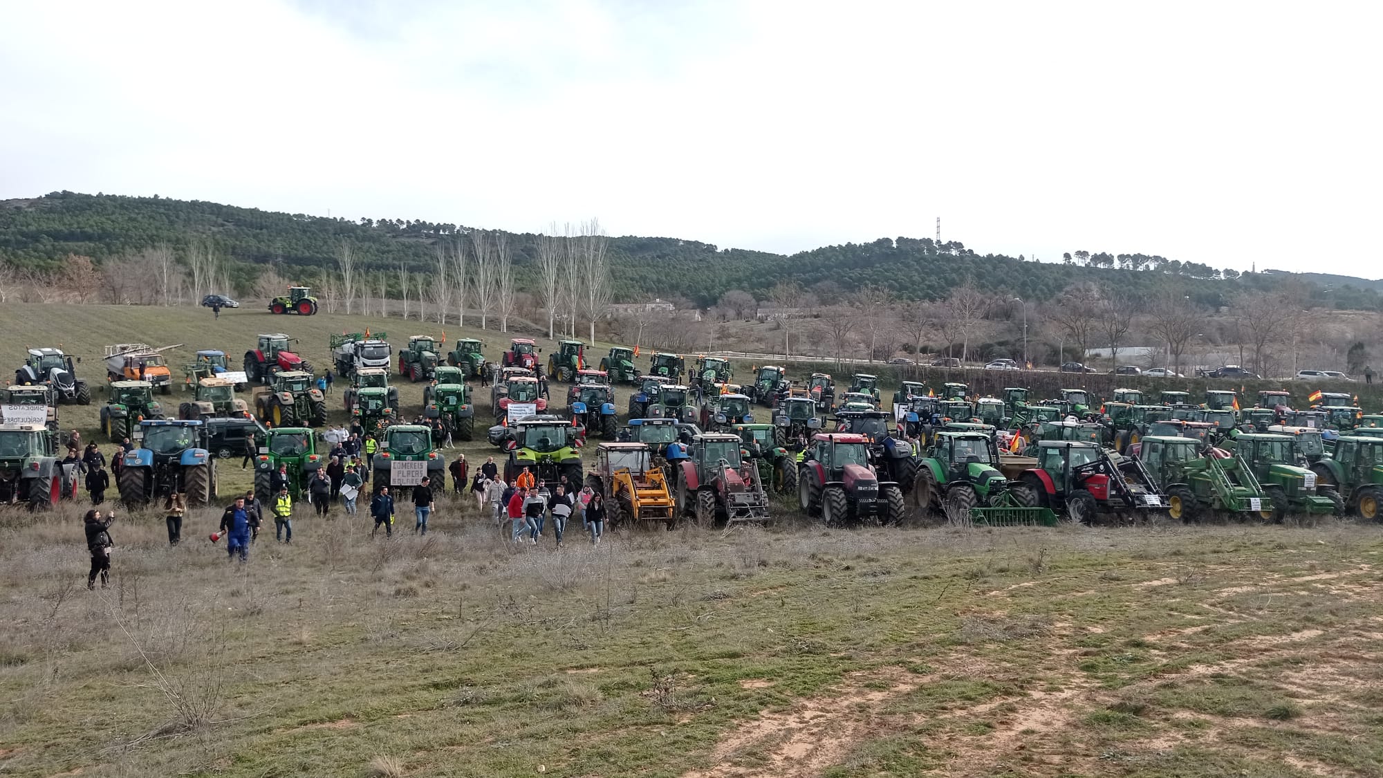 Los tractores esperan antes de iniciar la marcha de protesta por las calles de Cuenca