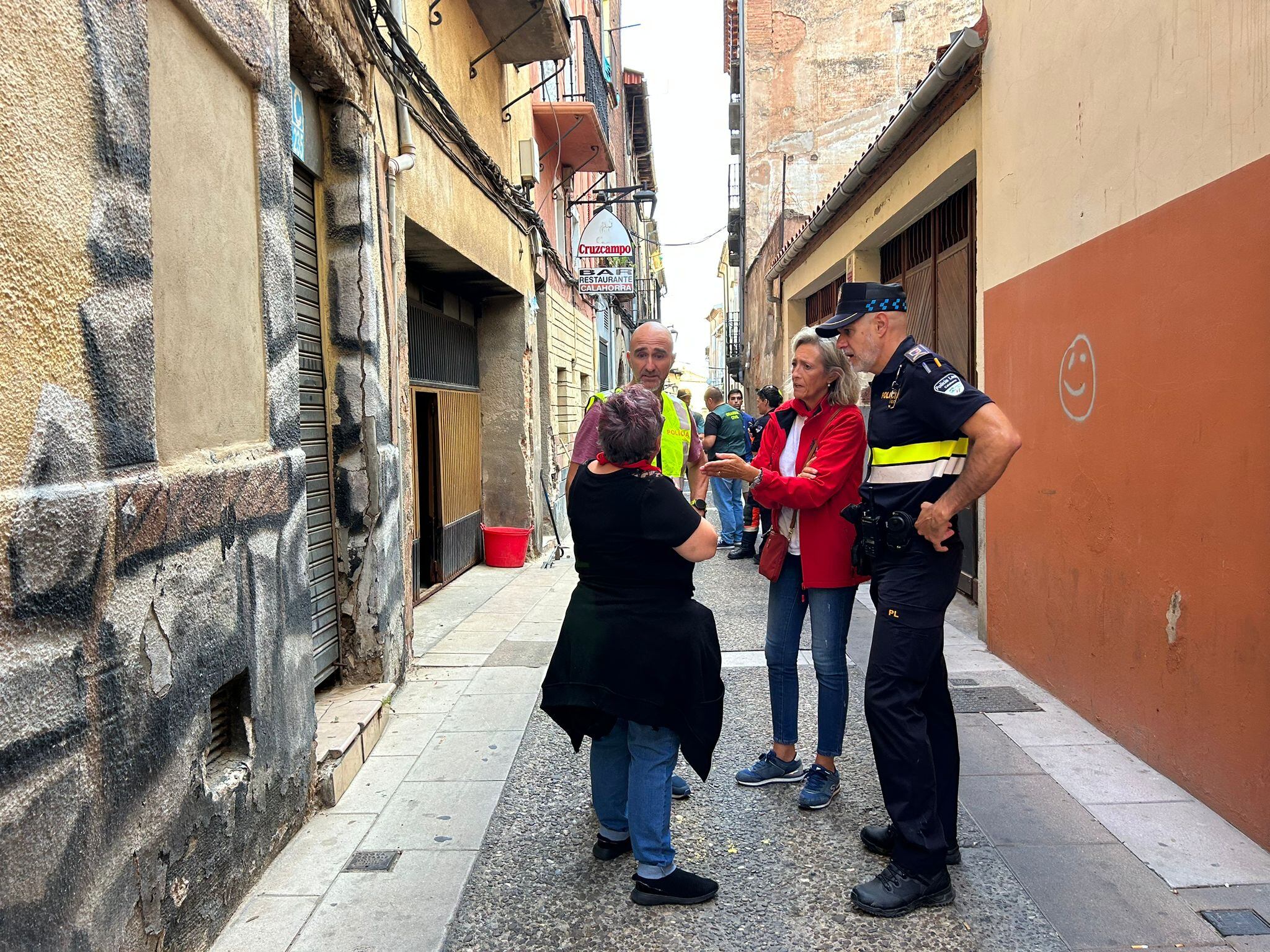 Una mujer ha fallecido en Calahorra (La Rioja) como consecuencia del derrumbe del techo de su casa. La alcaldesa, Mónica Arceiz, se ha acercado al lugar del suceso.