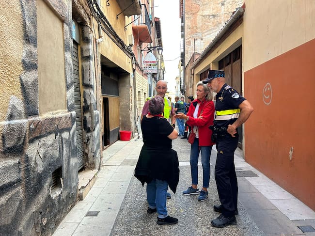 Una mujer ha fallecido en Calahorra (La Rioja) como consecuencia del derrumbe del techo de su casa. La alcaldesa, Mónica Arceiz, se ha acercado al lugar del suceso.