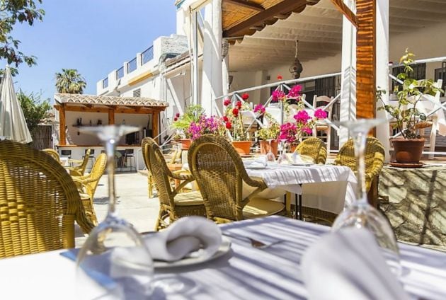 Terraza trasera del Restaurate La Sal, en Zahara de los Atunes