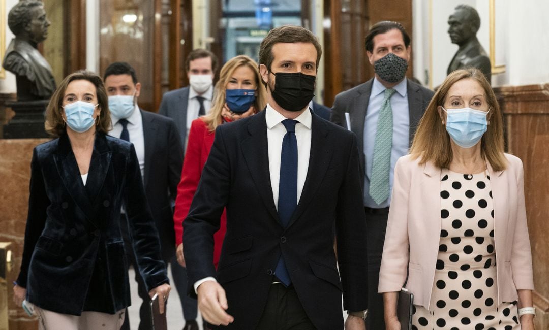 La portavoz del PP en el Congreso, Cuca Gamarra; el presidente del PP, Pablo Casado; y la vicepresidenta segunda del Congreso de los Diputados y vicesecretaria de Política Social del PP, Ana Pastor.